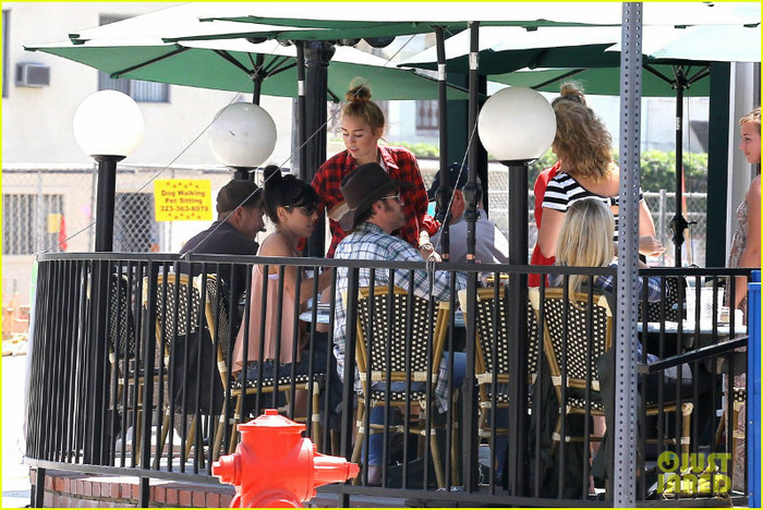 miley-cyrus-patys-lunch-06