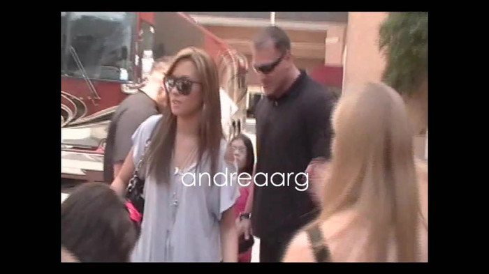Demi Lovato Meeting Fans @Houston 11_09_10 1815