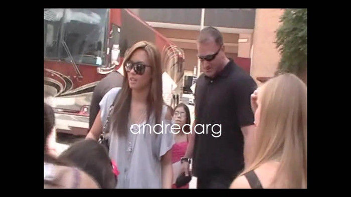 Demi Lovato Meeting Fans @Houston 11_09_10 1843