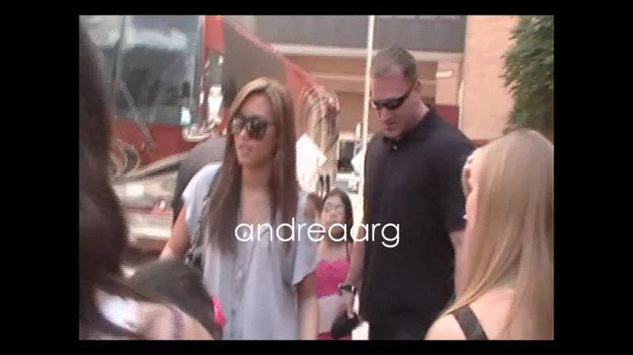 Demi Lovato Meeting Fans @Houston 11_09_10 1857