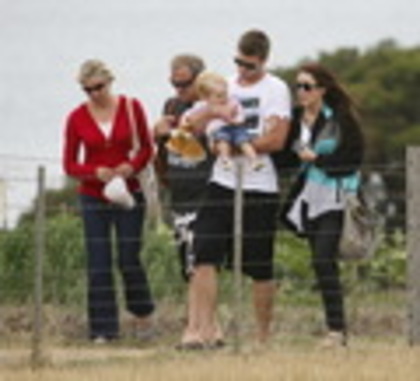 Miley-Cyrus-Liam-Hemsworth-January-3-2010-miley-cyrus-9733188-120-109