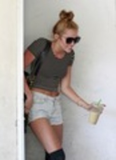 Grabs-An-Iced-Coffee-After-Hitting-The-Gym-In-West-Hollywood-20-June-2012-miley-cyrus-31232849-87-12