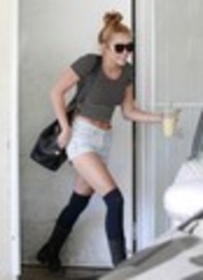 Grabs-An-Iced-Coffee-After-Hitting-The-Gym-In-West-Hollywood-20-June-2012-miley-cyrus-31232855-87-12