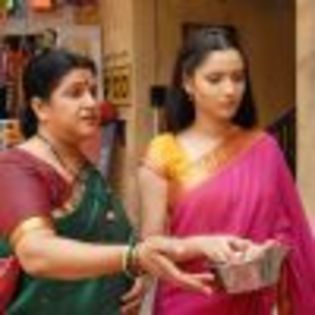 37140-sulochana-and-archana-buying-vegetable