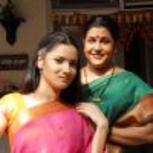 37141-sulochana-with-her-favourate-daughter-archana - Suflete Pereche