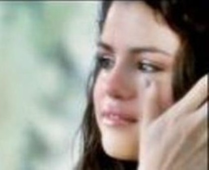 isi sterge lacrimile....