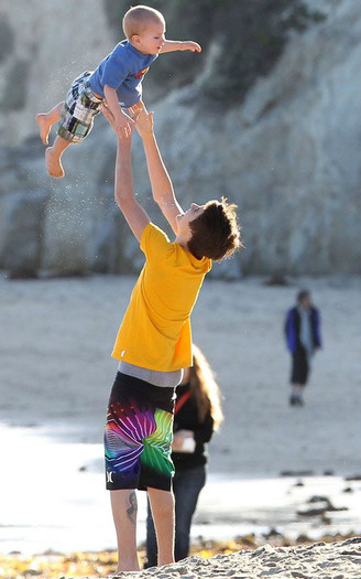 Jh: Hai mah nu plange!! :):X [si il arunca in sus]