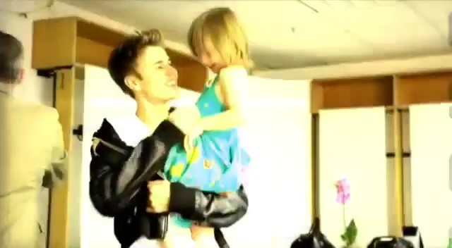 J: Auzi? mami ma pune mereu in carucior cand mergem la mall! :D  Jh: Atunci hai s ate pun si eu