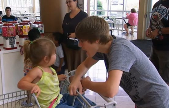 J:  uite uite mami!! imi cumpara papusi!! ::D:D:D Jh: Atunci hai la ea :))