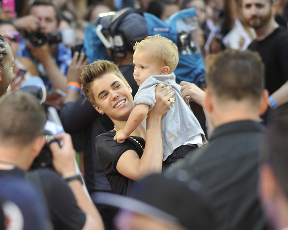 [luandu-l pe andrew] dar ea a spus k tu mereu o pui acolo