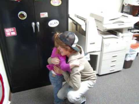 [jazzy se duce si-l ia in brate pe josh] Jh: Awwwwww