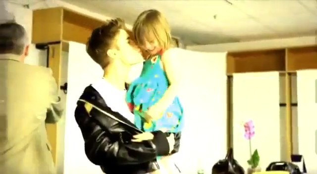 jh: hai sa-ti cumpar papusa aia :x [si o pupa pe obraz]