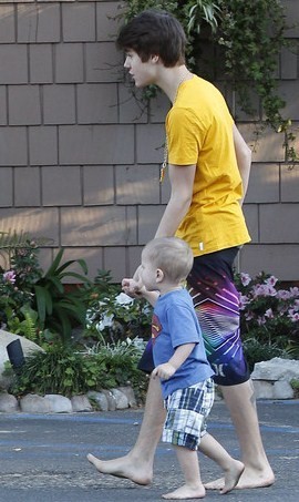 Si tie [ktre adw] o masinuta :X mare mare :)) [si pleaca cu copii spre raionul cu jucarii]