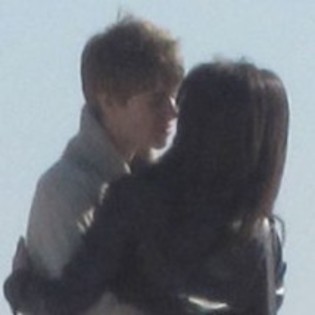 Jh: Nu-ti face griji jucariile le cumpar eu... [si o trage spre el] L: Josh...:o3:o3