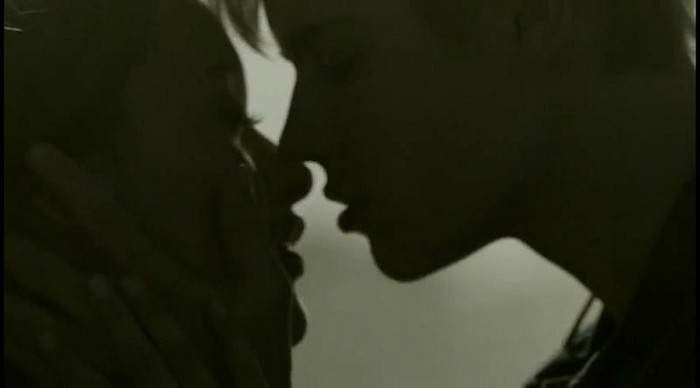 J: ador parfumul tau.... L: ....:o3