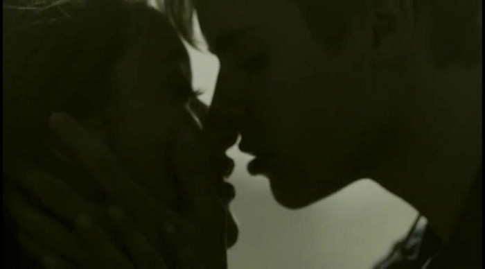 J: Ador parul tau....L: ..:o3;o3