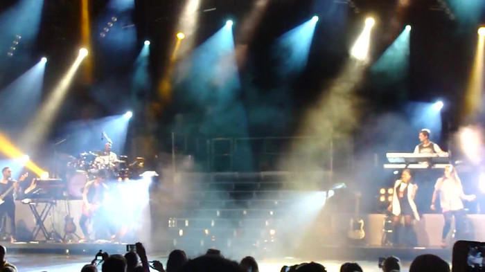 Entrance and All Night Long- Demi Lovato 04443