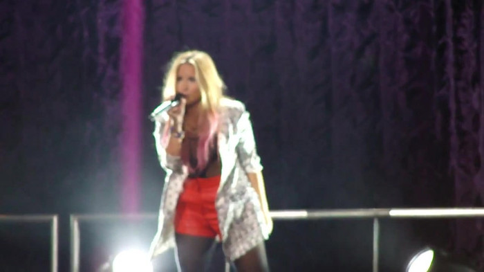 Entrance and All Night Long- Demi Lovato 05575 Entrance and All Night Long- Demi Lovato 05575