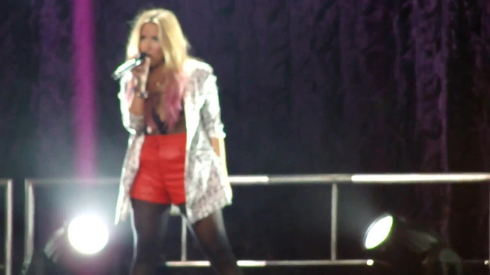 Entrance and All Night Long- Demi Lovato 05601 Entrance and All Night Long- Demi Lovato 05601