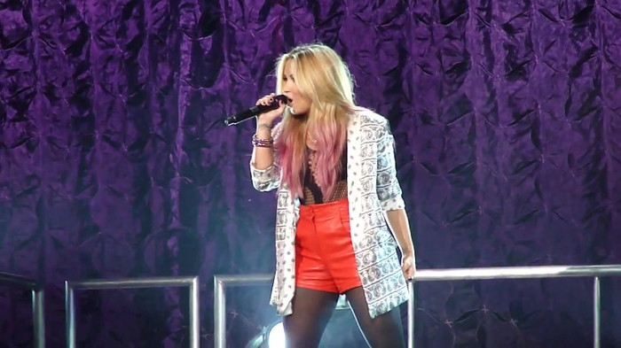 Entrance and All Night Long- Demi Lovato 07059 Entrance and All Night Long- Demi Lovato 07059