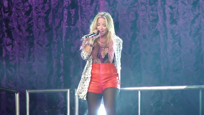 Entrance and All Night Long- Demi Lovato 07135 Entrance and All Night Long- Demi Lovato 07135