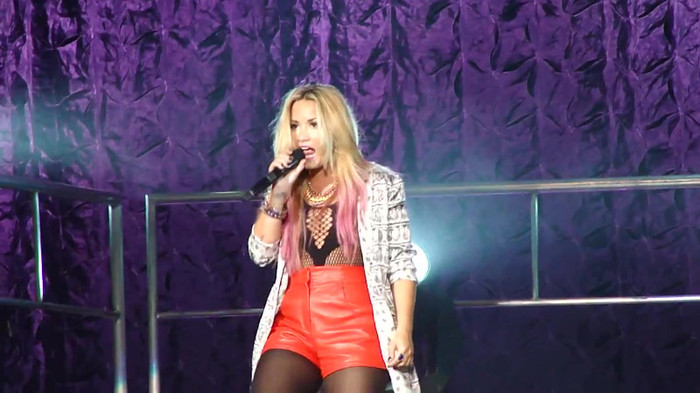 Entrance and All Night Long- Demi Lovato 07337 Entrance and All Night Long- Demi Lovato 07337