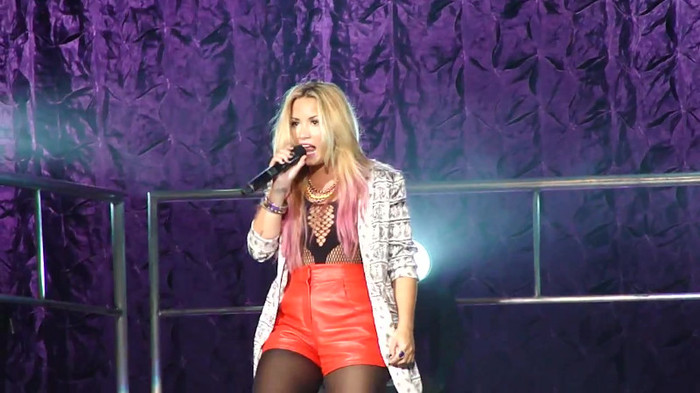 Entrance and All Night Long- Demi Lovato 07339 Entrance and All Night Long- Demi Lovato 07339