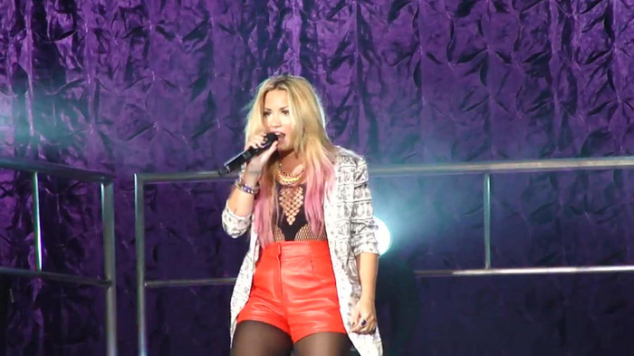 Entrance and All Night Long- Demi Lovato 07340 Entrance and All Night Long- Demi Lovato 07340