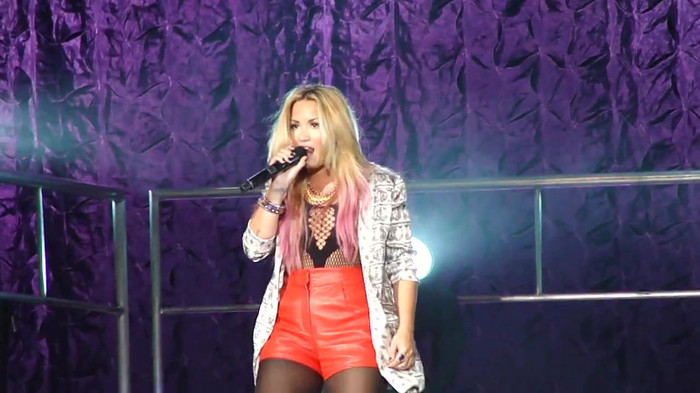 Entrance and All Night Long- Demi Lovato 07343 Entrance and All Night Long- Demi Lovato 07343