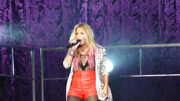 Entrance and All Night Long- Demi Lovato 07347 Entrance and All Night Long- Demi Lovato 07347