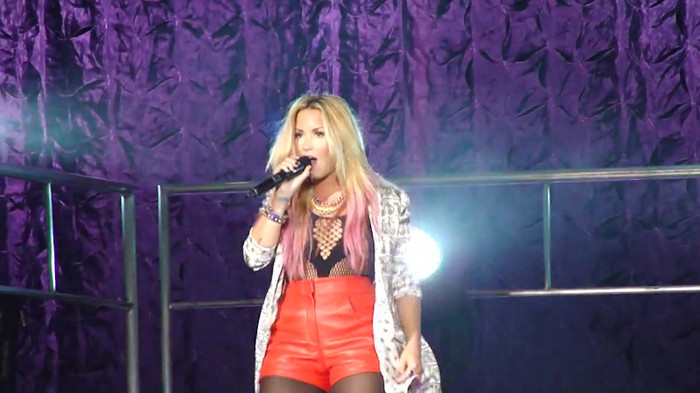 Entrance and All Night Long- Demi Lovato 07349 Entrance and All Night Long- Demi Lovato 07349