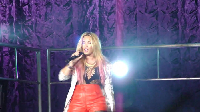 Entrance and All Night Long- Demi Lovato 07361 Entrance and All Night Long- Demi Lovato 07361