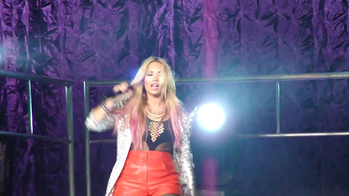 Entrance and All Night Long- Demi Lovato 07364 Entrance and All Night Long- Demi Lovato 07364