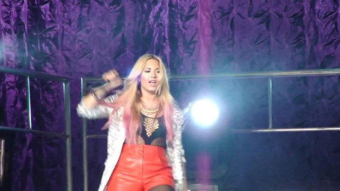 Entrance and All Night Long- Demi Lovato 07367 Entrance and All Night Long- Demi Lovato 07367