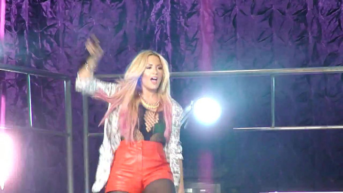 Entrance and All Night Long- Demi Lovato 07370 Entrance and All Night Long- Demi Lovato 07370