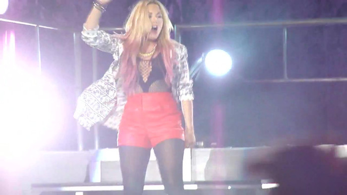 Entrance and All Night Long- Demi Lovato 07387 Entrance and All Night Long- Demi Lovato 07387