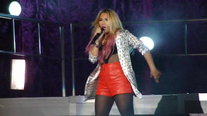 Entrance and All Night Long- Demi Lovato 07409 Entrance and All Night Long- Demi Lovato 07409