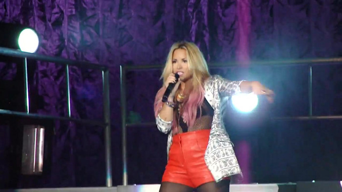 Entrance and All Night Long- Demi Lovato 07422 Entrance and All Night Long- Demi Lovato 07422