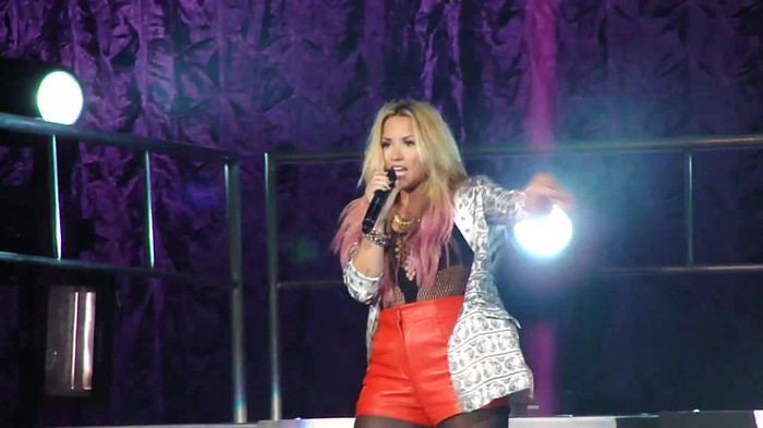 Entrance and All Night Long- Demi Lovato 07424 Entrance and All Night Long- Demi Lovato 07424
