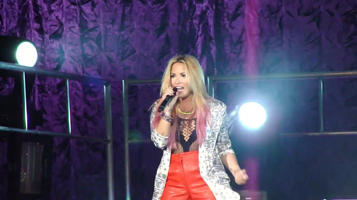 Entrance and All Night Long- Demi Lovato 07441 Entrance and All Night Long- Demi Lovato 07441