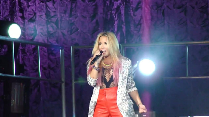 Entrance and All Night Long- Demi Lovato 07447 Entrance and All Night Long- Demi Lovato 07447