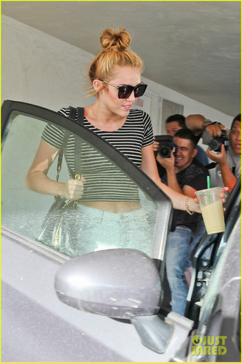 miley-cyrus-striped-shirt-03