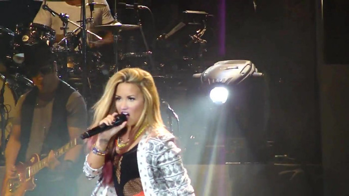 Entrance and All Night Long- Demi Lovato 09573 Entrance and All Night Long- Demi Lovato 09573