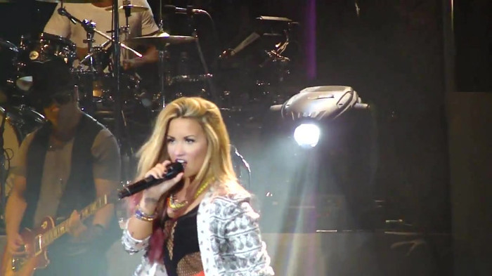 Entrance and All Night Long- Demi Lovato 09575 Entrance and All Night Long- Demi Lovato 09575