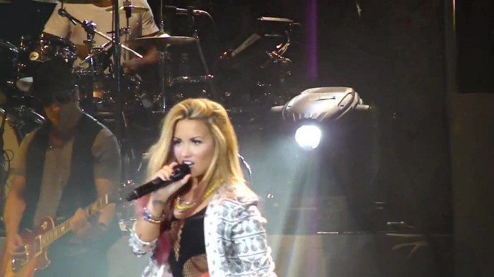Entrance and All Night Long- Demi Lovato 09577 Entrance and All Night Long- Demi Lovato 09577