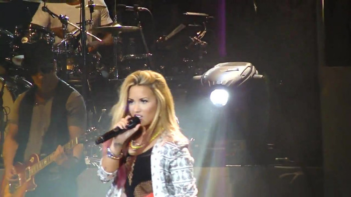 Entrance and All Night Long- Demi Lovato 09579 Entrance and All Night Long- Demi Lovato 09579