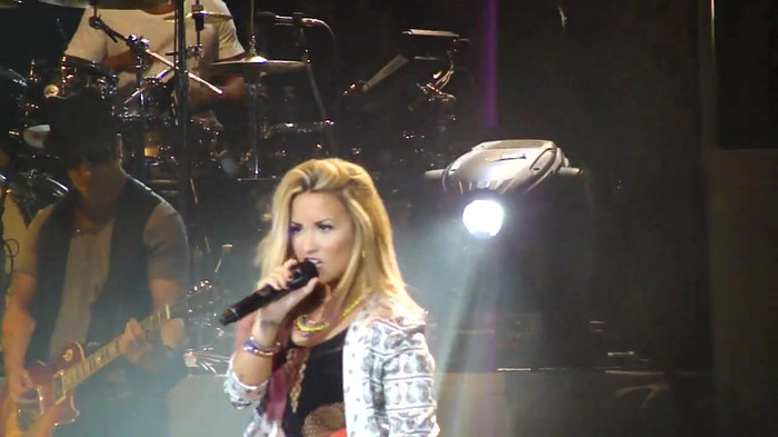 Entrance and All Night Long- Demi Lovato 09581 Entrance and All Night Long- Demi Lovato 09581