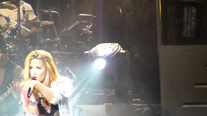 Entrance and All Night Long- Demi Lovato 09649 Entrance and All Night Long- Demi Lovato 09649