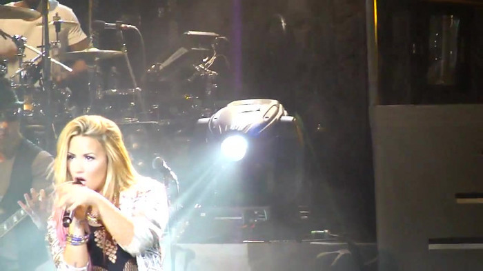 Entrance and All Night Long- Demi Lovato 09652 Entrance and All Night Long- Demi Lovato 09652