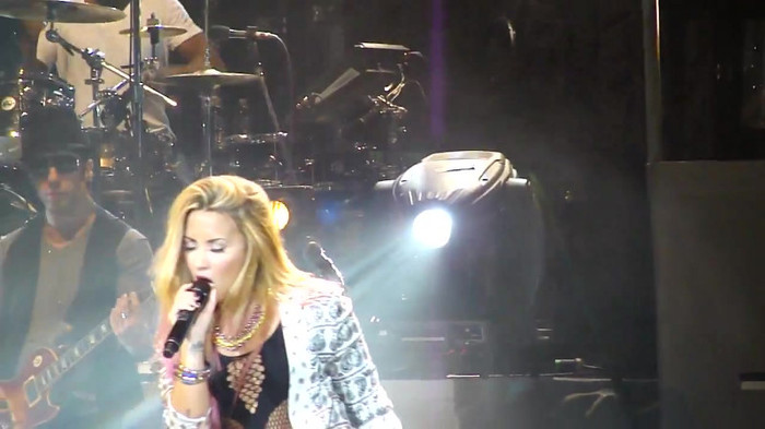 Entrance and All Night Long- Demi Lovato 09680 Entrance and All Night Long- Demi Lovato 09680